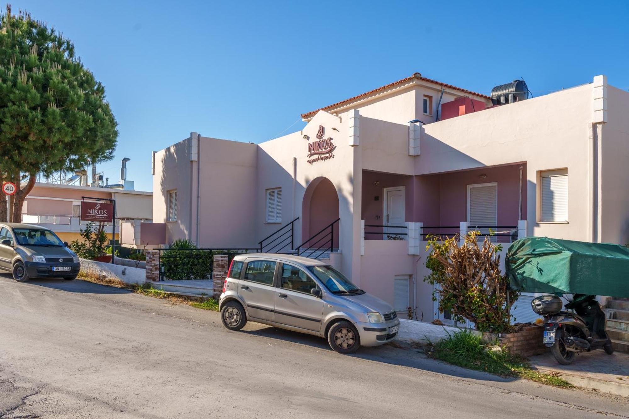 Nikos Apartments Agia Marina  Екстер'єр фото